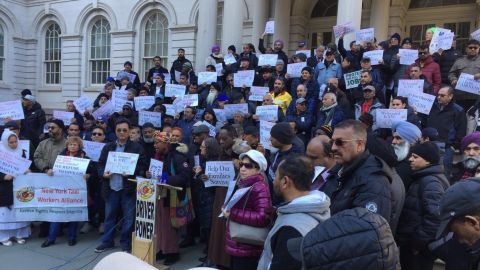 Cientos de taxistas amarillos protestaron en la Alcaldía, para exigir una respuesta de la Ciudad.