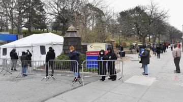 Neoyorquinos hacen fila el Brooklyn Hospital Center para hacerse la prueba del coronavirus.