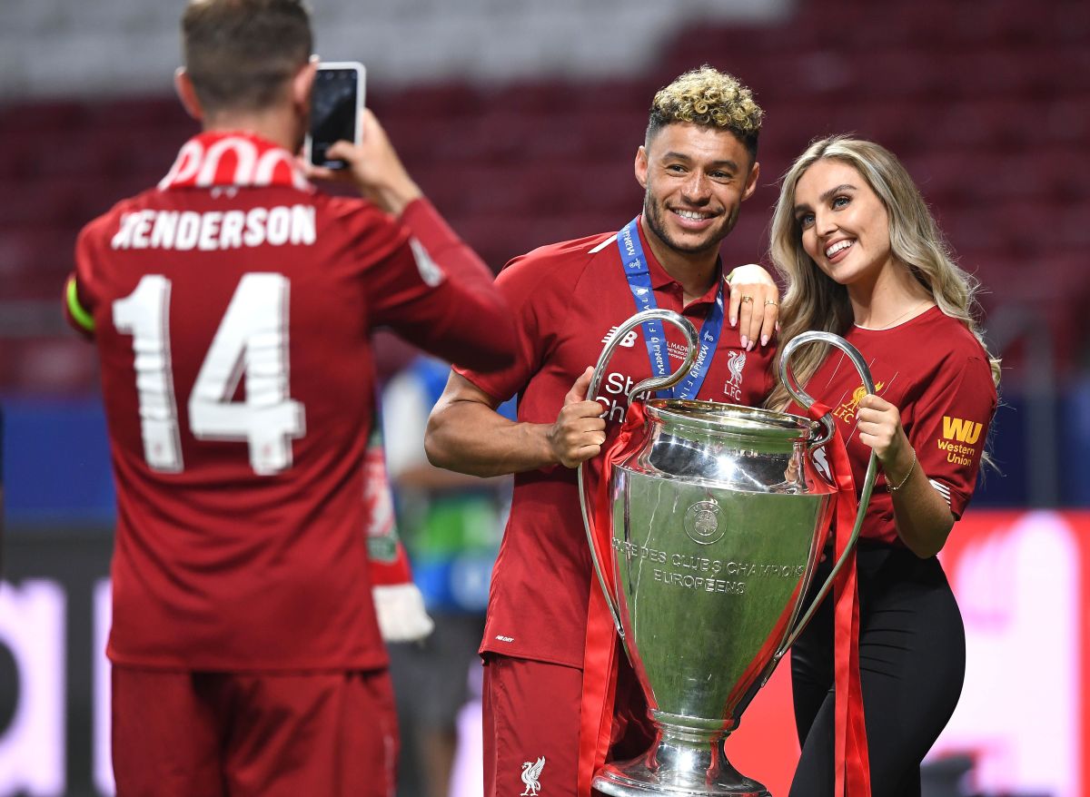 Alex Oxlade-Chamberlain con Perrie Edwards.