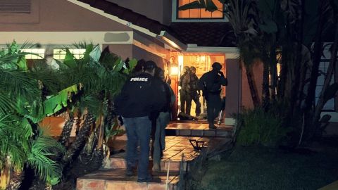 Agentes de la DEa participan en una redada contra miembros de CJNG en Los Ángeles.