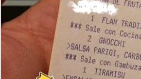 Un mesera tampoco daba crédito de lo que leía.