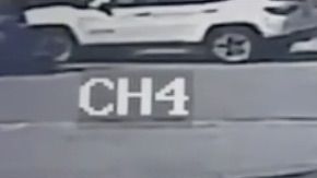 Imagen de las cámaras de seguridad donde se ve al repartidor de Amazon con el paquete que supuestamente robó.