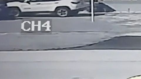 Imagen de las cámaras de seguridad donde se ve al repartidor de Amazon con el paquete que supuestamente robó.