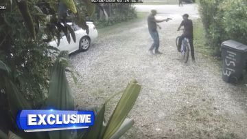 Captura de las cámaras de vigilancia en la que se ve a un hombre apuntando al ladrón con un arma.
