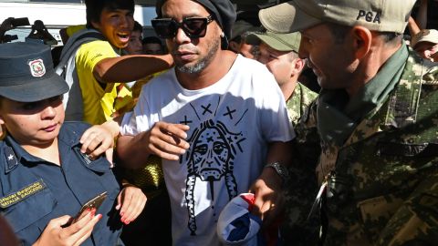 Ronaldinho fue arrestado por portar un pasaporte falso.