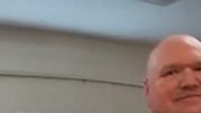 Ruth Bryant feliz con su uniforme de delincuente