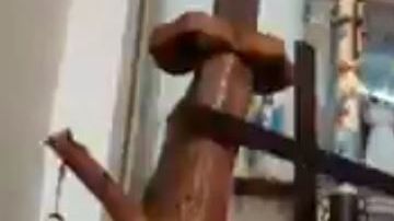 Una lluvia de efectos acompañaron el mensaje del cura.