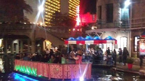 La fiesta para en la ciudad del Riverwalk.