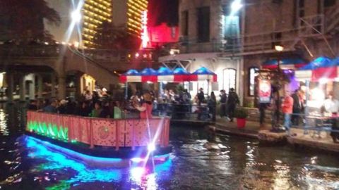 La fiesta para en la ciudad del Riverwalk.