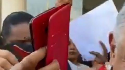 Seguidores le dan besos a AMLO en plena pandemoa del Covid-19.