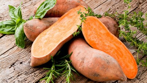 Se ha demostrado que consumir entre 5 y 10 gramos (o de preferencia más) de fibra soluble al día, es uno de los mejores métodos para reducir el colesterol LDL. Y por fortuna, el camote es muy rico en fibra soluble e insoluble.