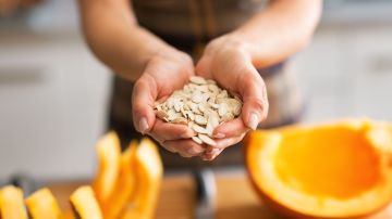 Una onza de semillas de calabaza (28 gramos) aporta 8.5 gramos de proteínas vegetales, grasas saludables y más del 40% del requerimiento diario de magnesio, fósforo y manganeso. Todo por 151 calorías repletas de otros nutrientes esenciales.