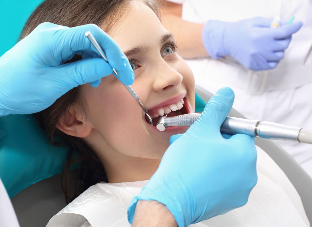 ¿Cuáles son los riesgos y consecuencias del apiñamiento dental?