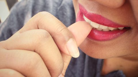 A la conducta de morderse las uñas se le llama onicofagia