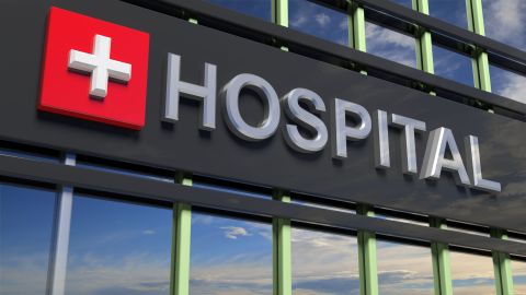 El hombre comenzó a discutir fuertemente con un doctor.