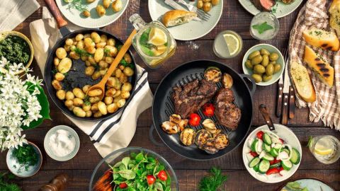 Es recomendable evitar el consumo de alimentos procesados y comidas rápidas.