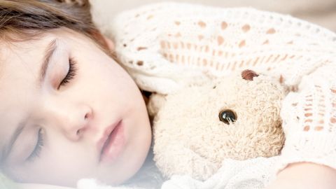 Los niños deben dormir en su cama en favor de su propia psicología.
