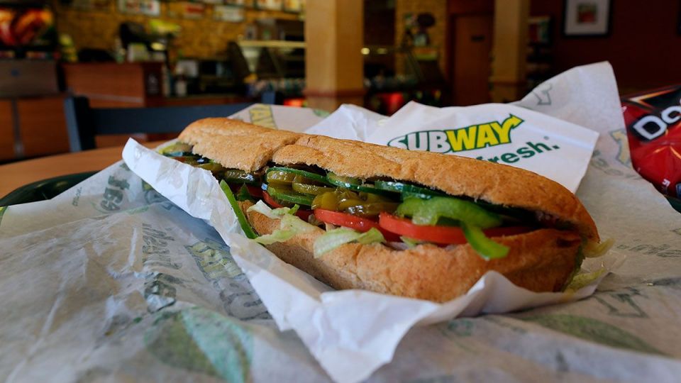 subway-implement-la-costumbre-de-preparar-la-comida-frente-a-los