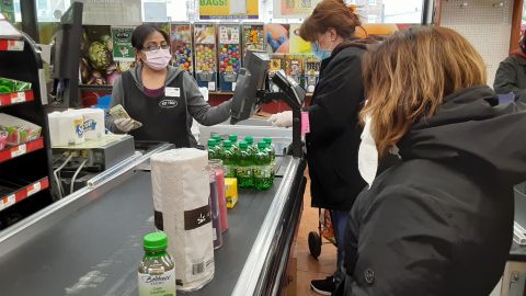 En algunas cadenas de supermercados mascarillas y guantes son obligatorias.