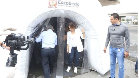 Cada carpa puede desinfectar a 30 personas por minuto.