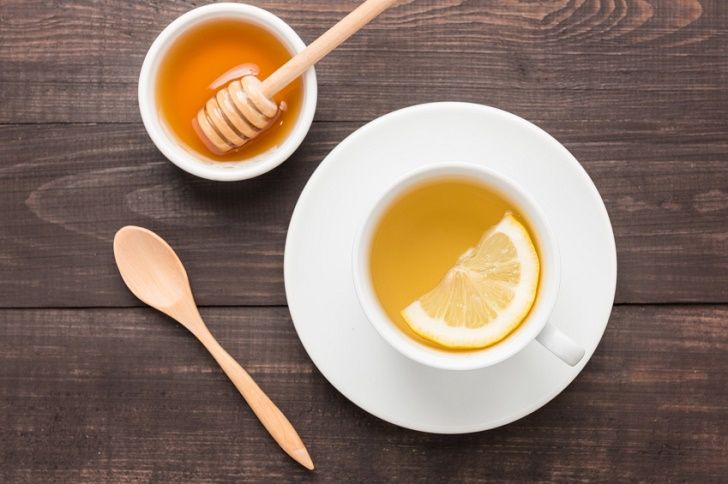 Un vasito de agua tibia con miel es un gran aliado para fortalecer al sistema inmunológico y prevenir enfermedades.