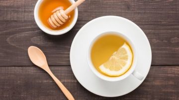 El remedio de limón y miel es un buen aliado para limpiar e hidratar la piel.