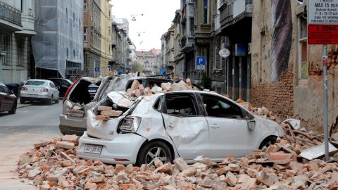 Vista general de los daños en las calles tras un terremoto en Zagreb, Croacia, 22 de marzo de 2020. Dos fuertes temblores, con magnitudes de entre 5,0 y 5,5 grados en la escala de Richter, causaron este domingo pánico en Zagreb, graves daños materiales y varios heridos, todo ello, en medio del confinamiento ciudadano impuesto por las autoridades de Croacia contra la expansión del coronavirus. EFE / ANTONIO BAT