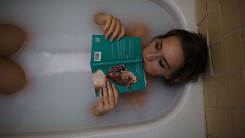 Un baño en la tina tiene más beneficios que la relajación.
