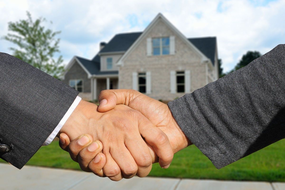 Evitar el contacto físico es uno de las razones que afectan la venta de casas.