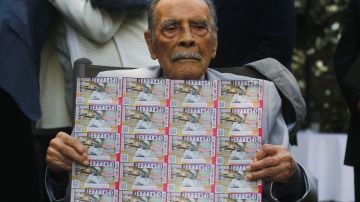 Don Nacho Trelles posa con un billete conmemorativo por su trayectoria.