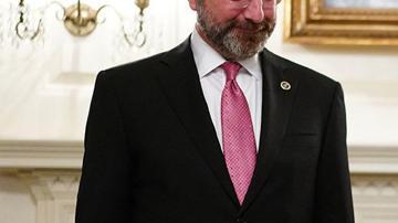 Trump al firmar la ley