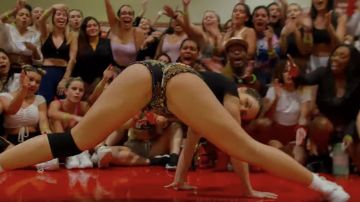 Captura del video en el que aparecen varias mujeres practicando "Twerking" en un gimnasio de una escuela pública de Miami Beach.
