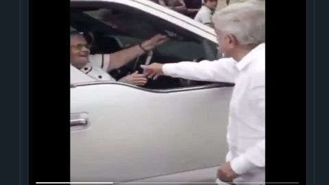 VIDEO: AMLO saluda a mamá del Chapo Guzmán en Badiraguato, cuna del narcotraficante