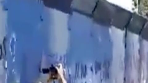 VIDEO: Feministas extremas derriban muros que protegían Hemiciclo a Juárez para dañarlo