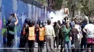 VIDEO: Feministas extremas derriban muros que protegían Hemiciclo a Juárez para dañarlo