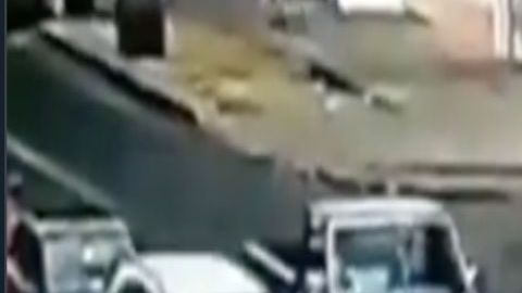 VIDEO: Momento en que sicario mata a hombre que iba a dejar a la escuela a su hija