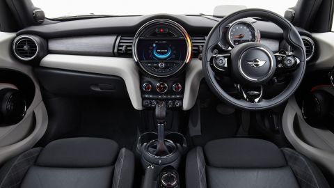 Actualmente alrededor del 34% de la población mundial conduce con el volante a la derecha, mientras que un 66% lo hace con el volante a la izquierda.