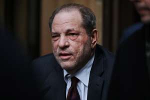 Convicto ex rey de Hollywood Harvey Weinstein fue extraditado de Nueva York a California para nuevo juicio por abuso de mujeres