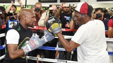 Floyd Mayweather fue entrenado por mucho tiempo por su tío Roger.