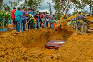 Sepulturero sufrió la peor pesadilla: caer en un hueco listo para un entierro en Nueva Jersey