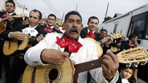 Los mariachis están realmente desesperados por la falta de ingresos para sostener a sus familias. (photo Ciro Cesar/la Opinion).