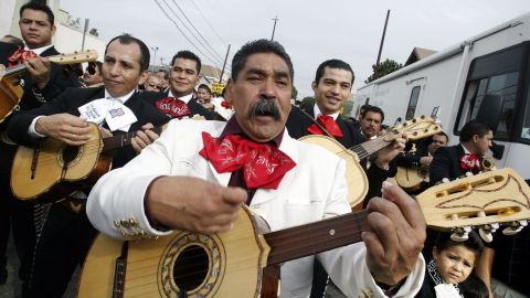 Los mariachis están realmente desesperados por la falta de ingresos para sostener a sus familias. (photo Ciro Cesar/la Opinion).