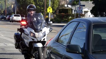 Un oficial de policía detiene a un conductor en Los Ángeles. Foto de archivo.