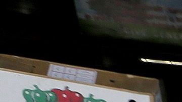 Una persona recibe suministros de un Banco de Alimentos. Foto de archivo.