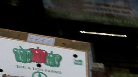 Una persona recibe suministros de un Banco de Alimentos. Foto de archivo.