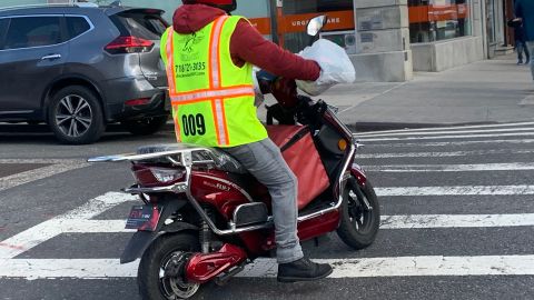 Cientos de repartidores de comida trabajan en primera línea de riesgo en medio de la pandemia