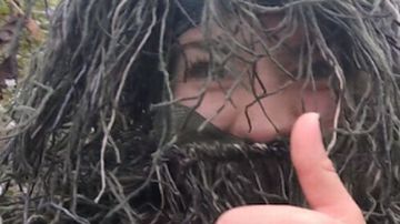 Así lucía con su disfraz de arbusto.