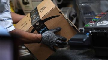 Amazon quiere contratar 100,000 trabajadores más para sus almacenes en Estados Unidos.