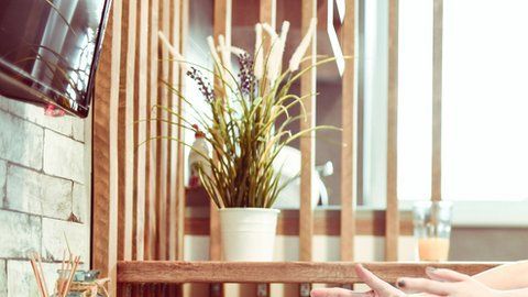 Puedes hacer sentadillas mientras miras algo en tu laptop. ¿Te animas?