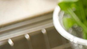 Con agua corriendo: esa es la mejor forma de lavar las frutas y verduras frescas.